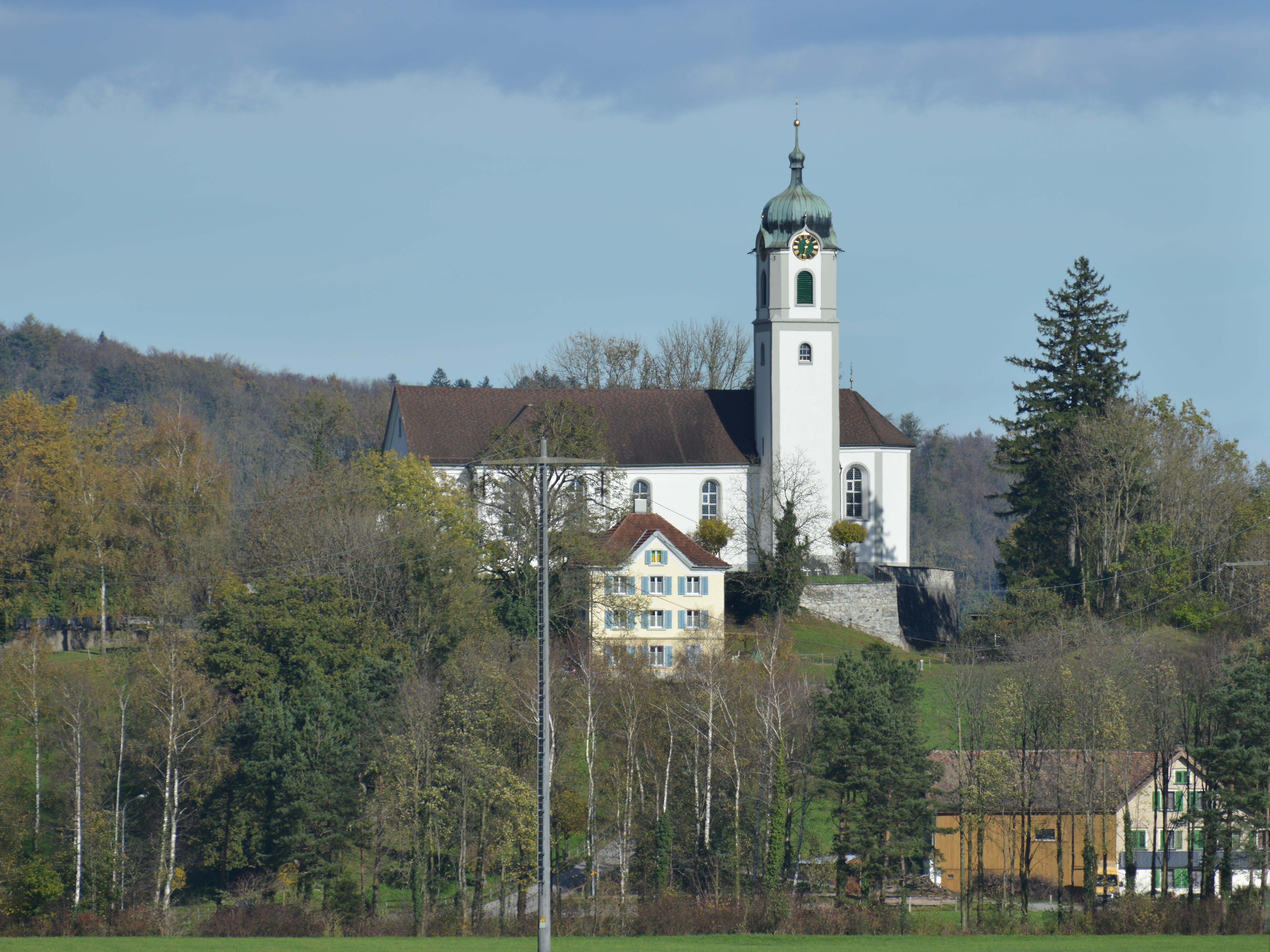 Katholische Kirche St. Valentin mit Pfarrhaus