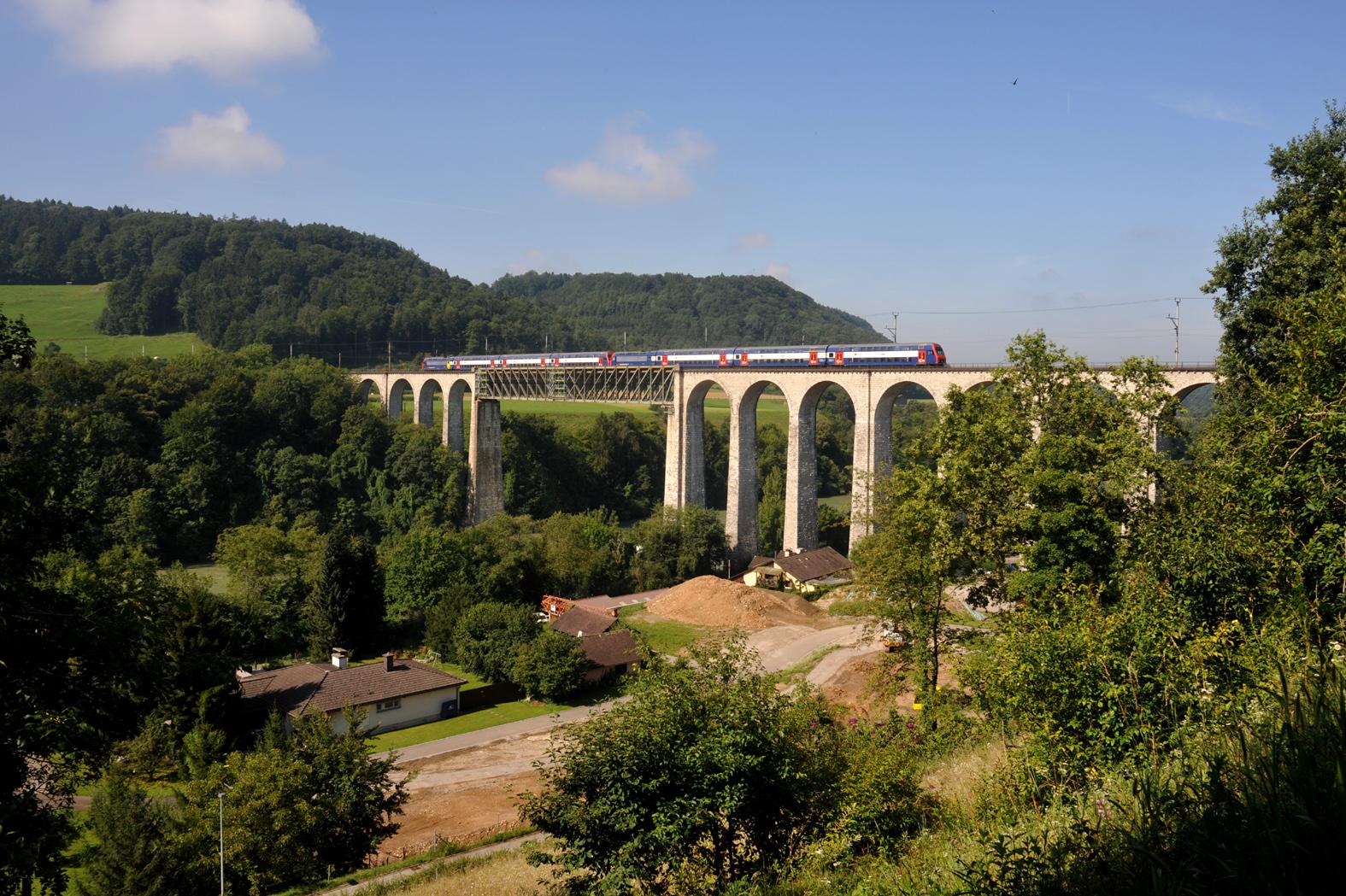 die Eisenbahnbrücke über den Rhein
